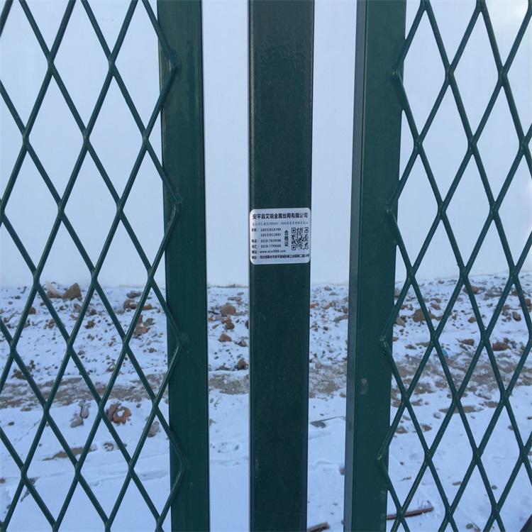 鋼板網(wǎng)護(hù)欄網(wǎng)圖片3