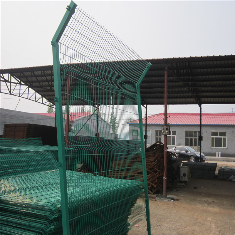 鐵絲網護欄