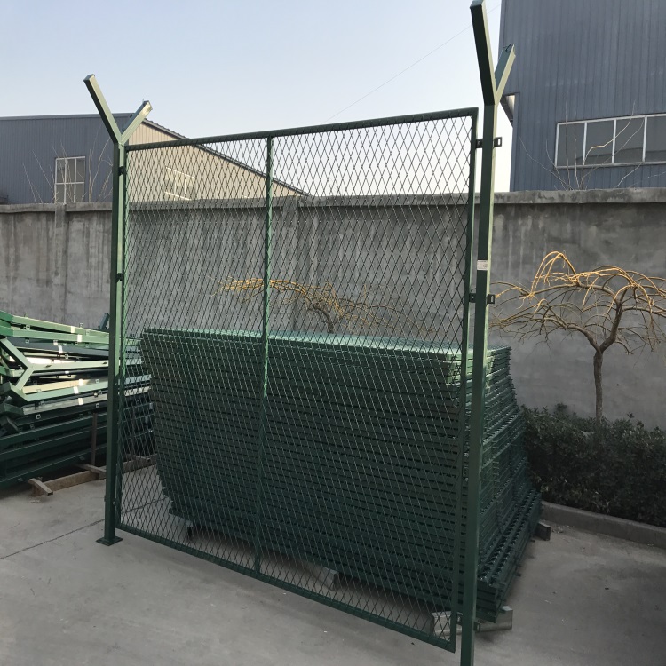 上海鋼板網護欄圖片2