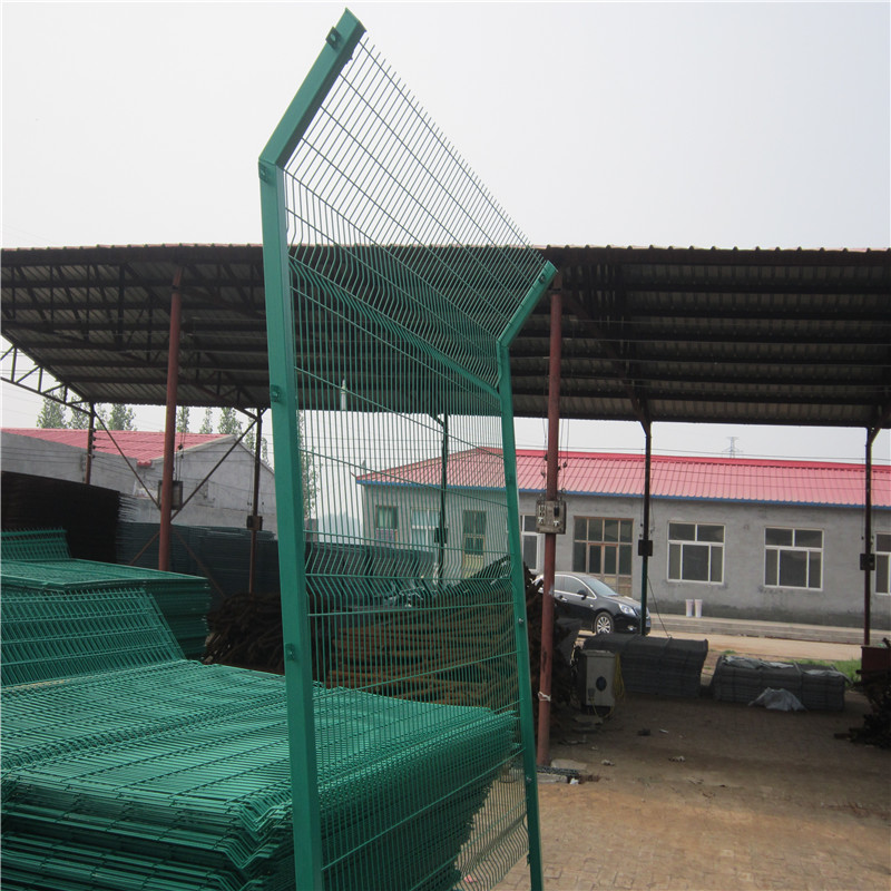 鐵絲網(wǎng)隔離柵圖片4