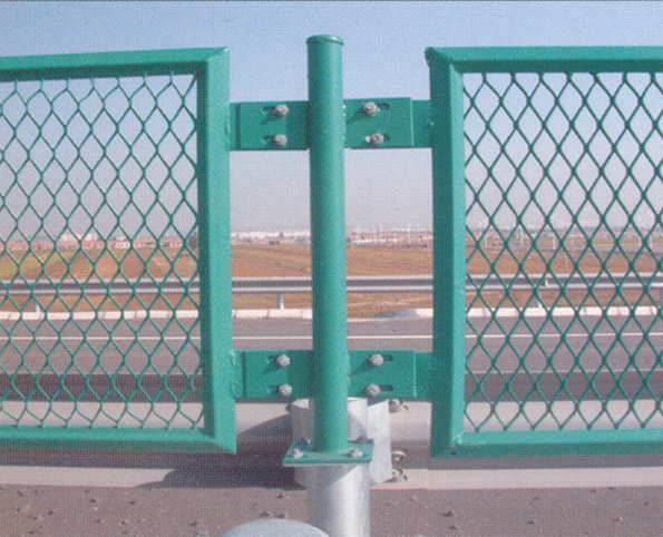 上海高速防眩網(wǎng)隔離柵圖片4