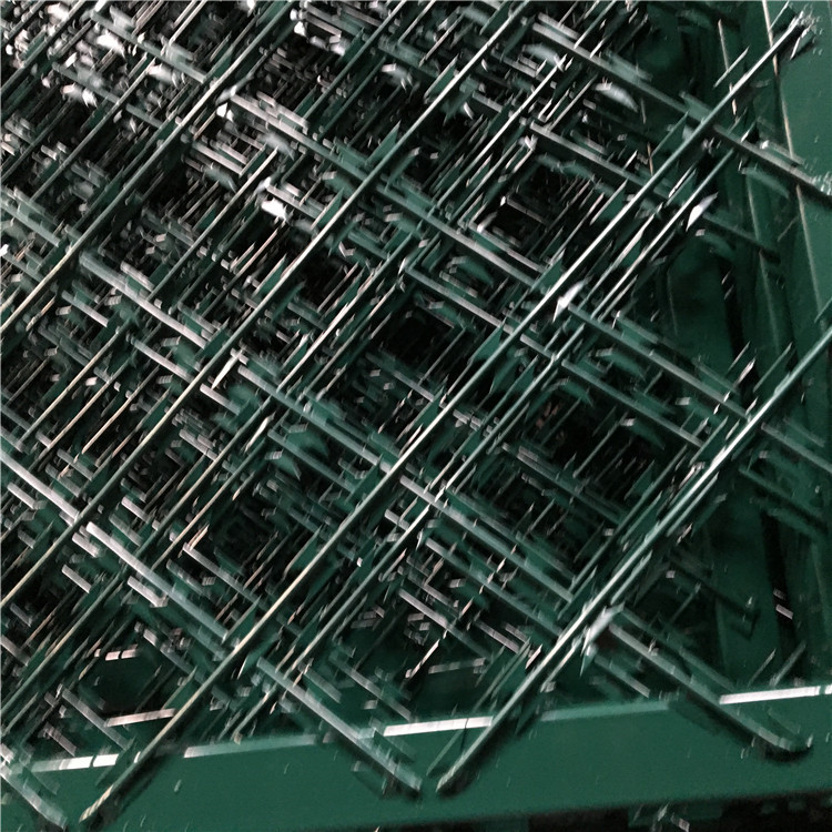 上海不銹鋼菱形孔焊接刀刺隔離網圖片2